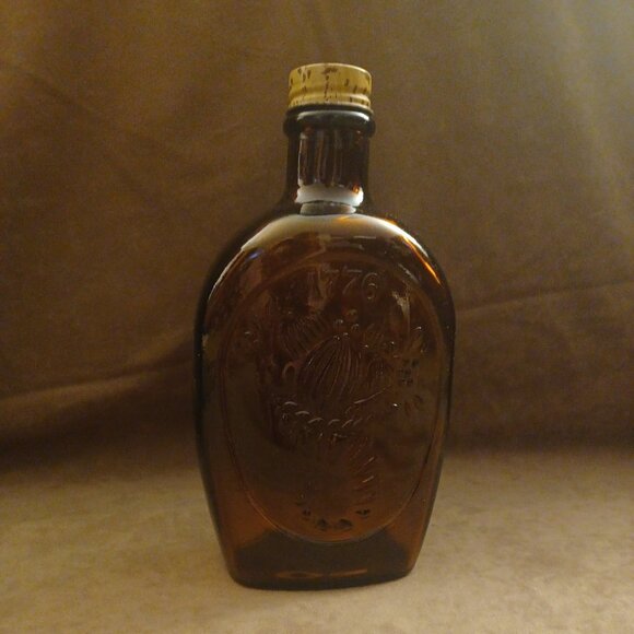 Log Cabin Amber Glass Bottle Embossed Bicentennial edition from 1976 - Picture 3 of 4